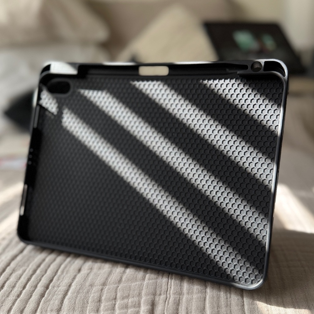 IPAD CASE ABSTRACT DESIGN MAGNETIC CLOSURE AND PEN SLOT - Picture 10 of 10